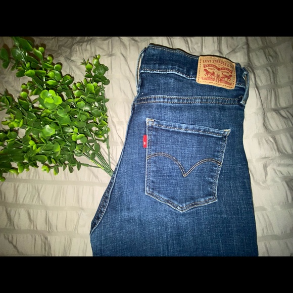 Levis Straight Leg - Picture 2 of 3